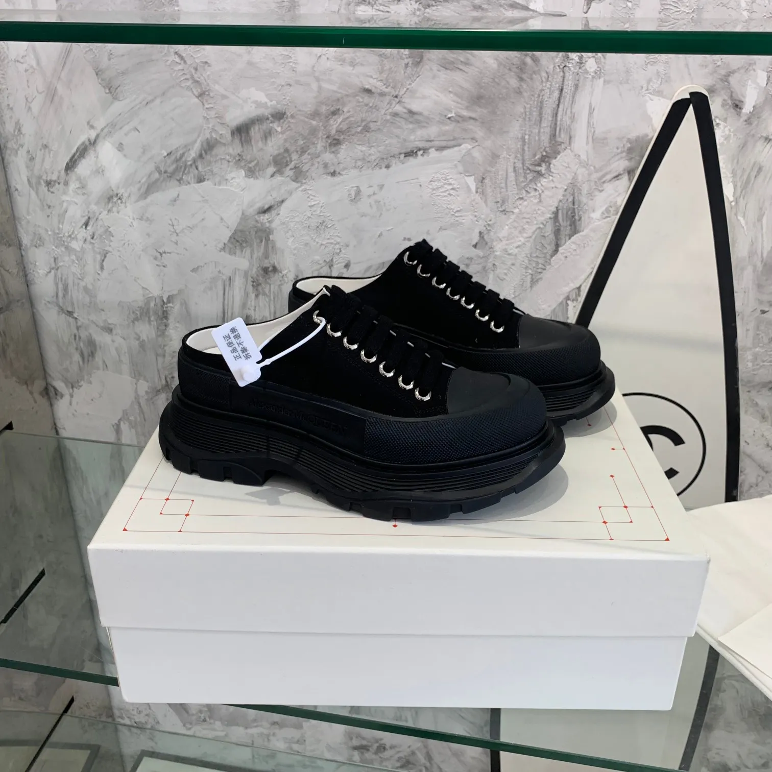 👟👟Ex-factory price 500👟👟 Mc Queen is in stock all year round [Rose] McQueen [Rose] dad shoes [Rose] ss early spring first release‼ ️‼ ️The latest Milan Fashion Week T-stage catwalk model, the unique and personalized design is very classy on the feet, and the round toe design allows the toes to be completely released. I spent a lot of money to buy multiple pairs of the originals and dismantled them and made replicas. Many celebrities such as Guli Nazha, Wu Lei, and Internet celebrity bloggers have endorsed Xiaohongshu’s popular products, and the products are sold out at the counters! Fabric: Imported pure cotton fabric Lining: Imported silk sheepskin Feet: Imported silk sheepskin Size: Women's 35-40. Packaging: original full set of packaging, outsole: increased by 5 cm, original outsole